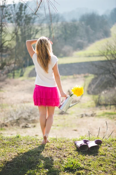 Femme recueillant des fleurs de printemps — Photo