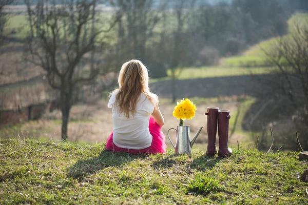 Kvinnan samlande vårblommor — Stockfoto