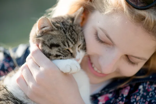 Kvinna leker med katt — Stockfoto