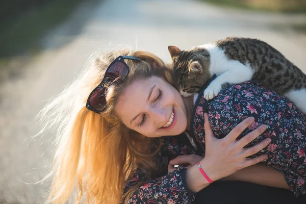 Mulher brincando com gato — Fotografia de Stock