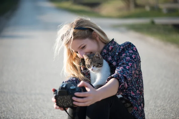 Mulher bonito tomando auto com gato — Fotografia de Stock