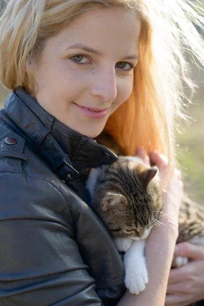 Mulher loira brincando com seu gato adorável — Fotografia de Stock