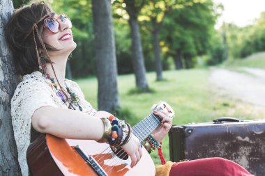 Hippi kadın gitar çalmak