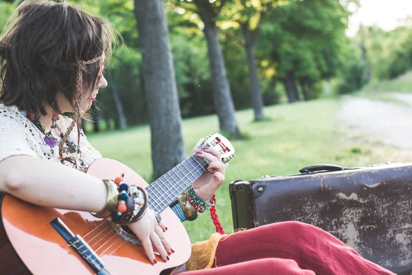 Hippie žena hraje kytara — Stock fotografie