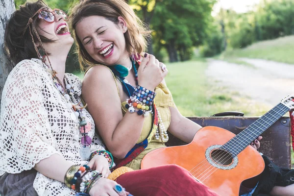 Festliche Menschen, die gemeinsam Spaß haben — Stockfoto