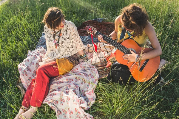 Zwei junge Frauen singen und spielen auf der Gitarre — Stockfoto