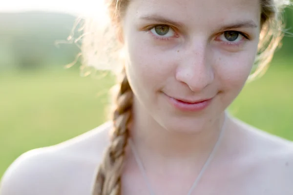 Jovem mulher ao ar livre retrato. Cores suaves ensolaradas . — Fotografia de Stock