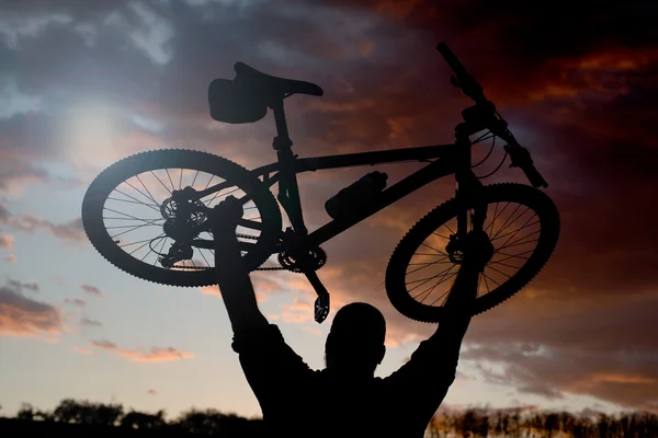 Sylwetka Rider rowerów na skale na zachodzie słońca — Zdjęcie stockowe