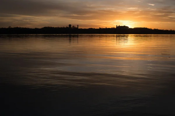 Magische zonsondergang over het meer — Stockfoto