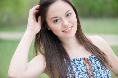 Yaz kız portre. Asyalı kadın güneşli yaz gününde mutlu gülümseyerek