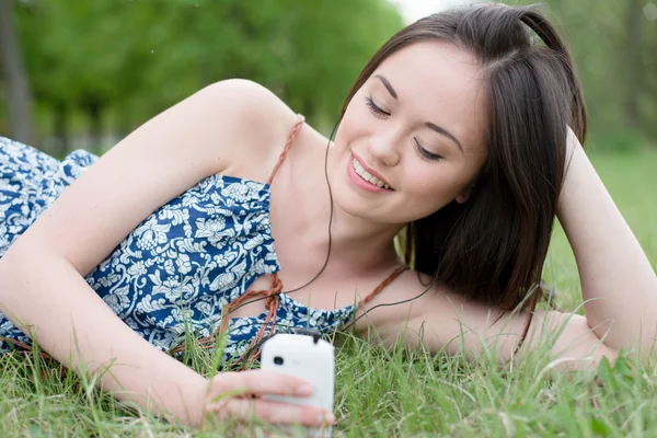 Mladá krásná usmívající se žena mluví na mobilu — Stock fotografie