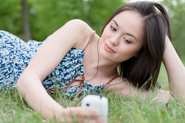 Mladá krásná usmívající se žena mluví na mobilu — Stock fotografie