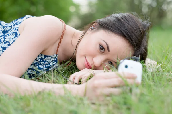 Young beautiful smiling woman talking on cell phone — Stock Photo, Image