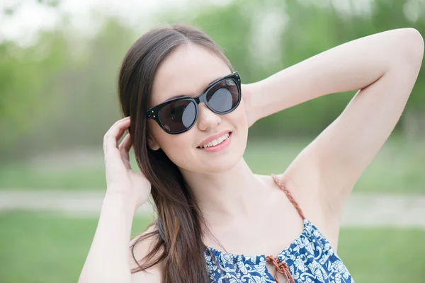 Retrato de chica de verano. Mujer asiática sonriendo feliz en soleado día de verano —  Fotos de Stock