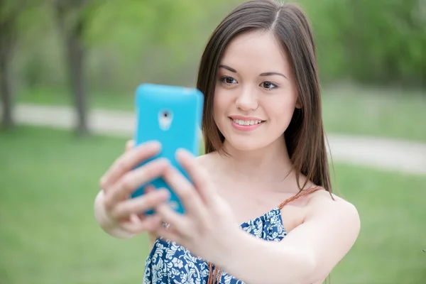 Selfie, Bella ragazza scattata foto di se stessa, instagram — Foto Stock