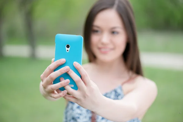 Selfie, schöne Mädchen fotografiert sich selbst, instagram — Stockfoto