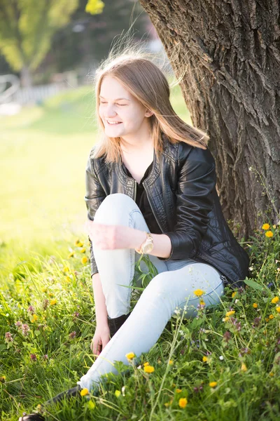 Adolescente se reposant dans le parc — Photo