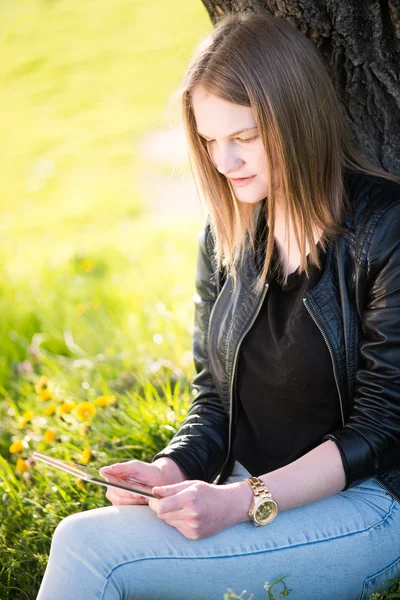 Teenage girl resting in park — Stock Photo, Image