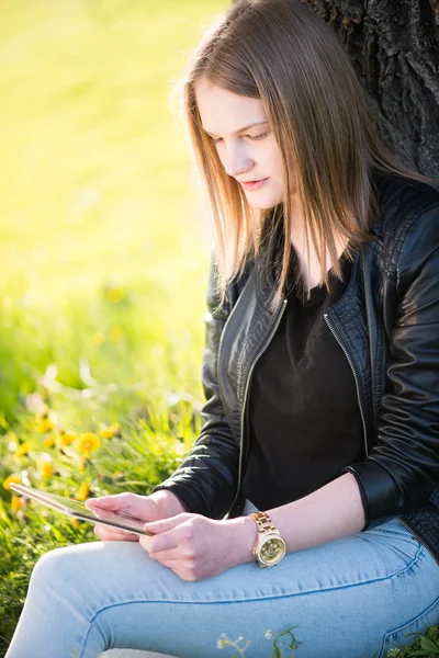 Teenage girl resting in park — Stock Photo, Image