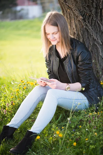 Teenage girl resting in park — Stock Photo, Image