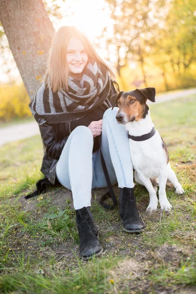 Carino adolescente ragazza con il suo cane nel bellissimo parco . — Foto Stock