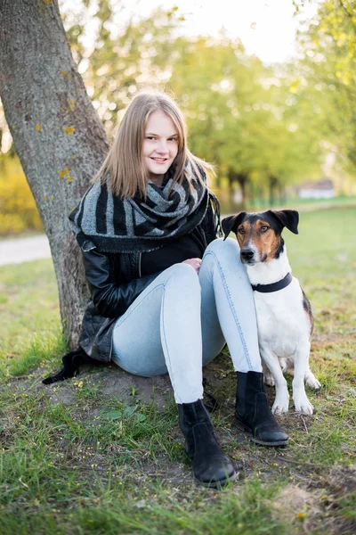 Menina adolescente bonito com seu cão no belo parque . — Fotografia de Stock