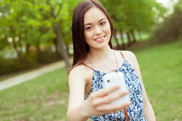 Genç, güzel, gülümseyen kadın cep telefonuyla konuşuyor. — Stok fotoğraf