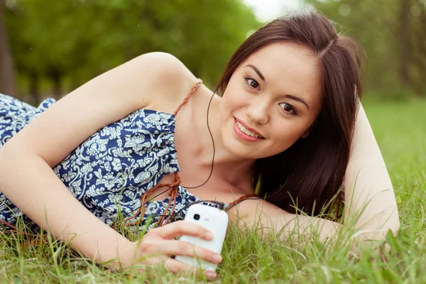 Mladá krásná usmívající se žena mluví na mobilu — Stock fotografie