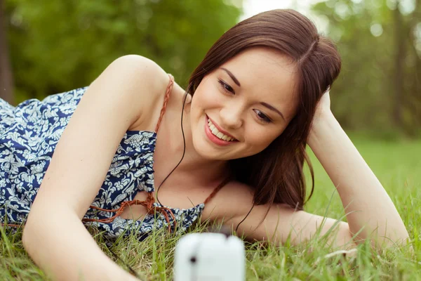 Genç, güzel, gülümseyen kadın cep telefonuyla konuşuyor. — Stok fotoğraf