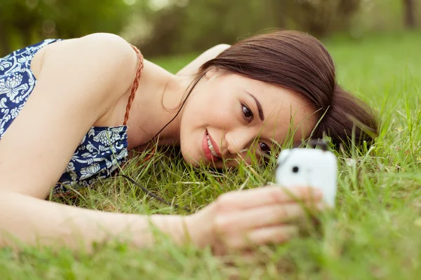 Mladá krásná usmívající se žena mluví na mobilu — Stock fotografie