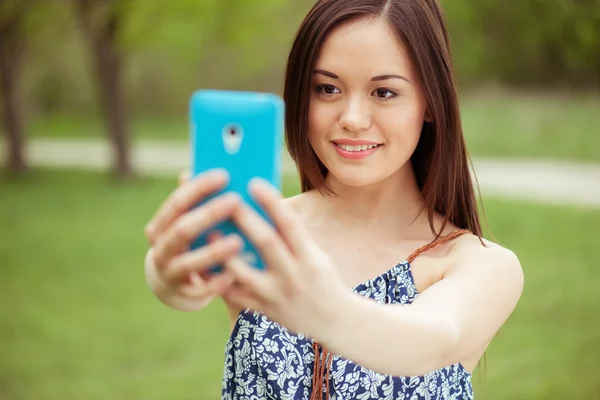 Selfie, 그녀의 자아, instagram의 사진을 촬영 하는 아름 다운 여자 — 스톡 사진