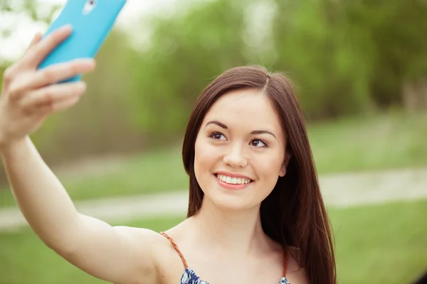 Selfie、彼女の自己は、instagram の写真を撮影美しい少女 — ストック写真