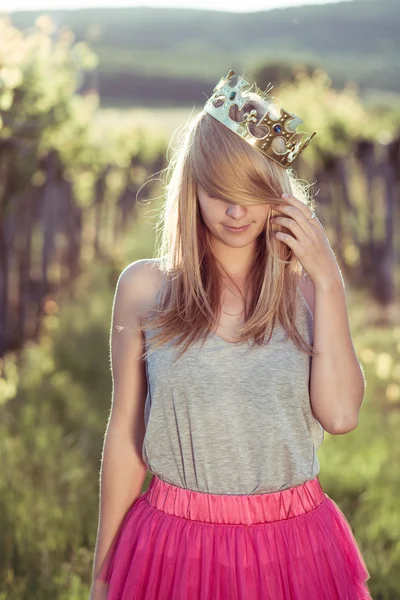 Blonde femme jouer avec ici cheveux en plein air — Photo