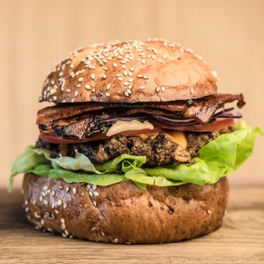 Taze sebzeli ev yapımı hamburger.