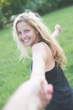 Mutlu çift Holding yaz tatile el