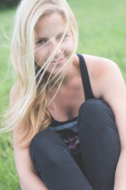 Çekici genç bir kadın parkta eğleniyor.