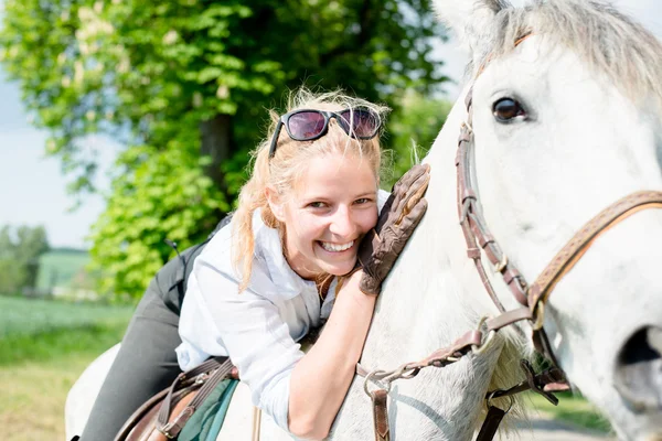 Retrato de um cavalo branco e uma mulher — Fotografia de Stock