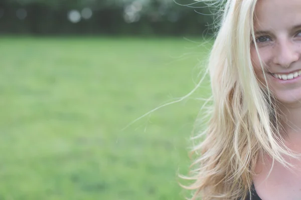 Aantrekkelijke jonge vrouw genieten van haar tijd buiten in park — Stockfoto