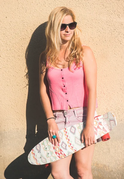 Blonde skateboarder woman posing outdoor — Stock Photo, Image