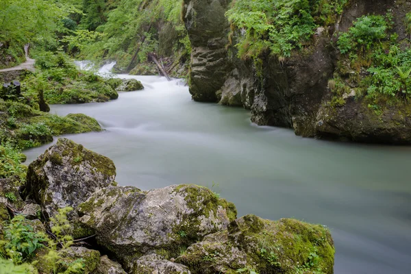 Gyönyörű hegyi folyó. Áramló víz. — Stock Fotó