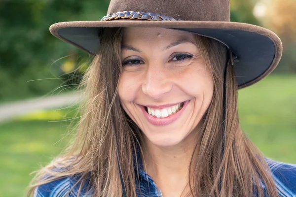 Brunetka cowgirl uśmiechający się — Zdjęcie stockowe