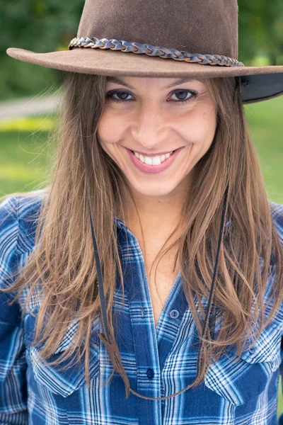 Brunett cowgirl leende — Stockfoto