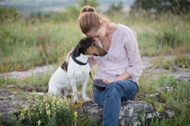 Güzel kız poz bir köpek. Açık portre