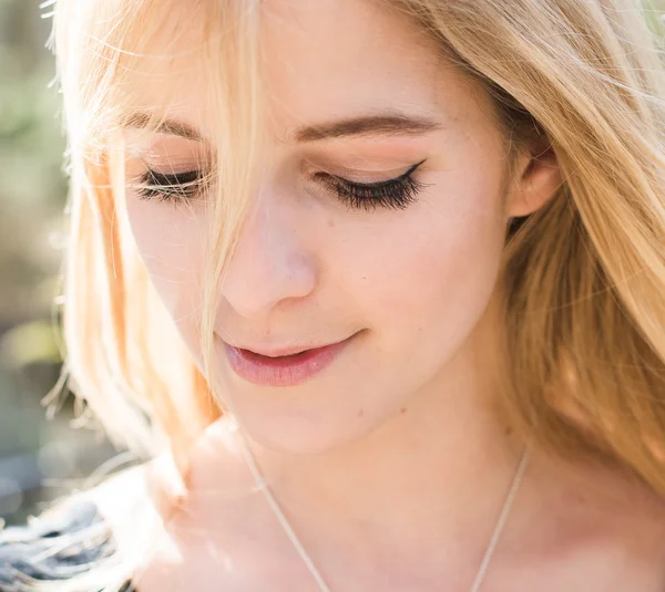 Schattige blonde vrouw portret — Stockfoto