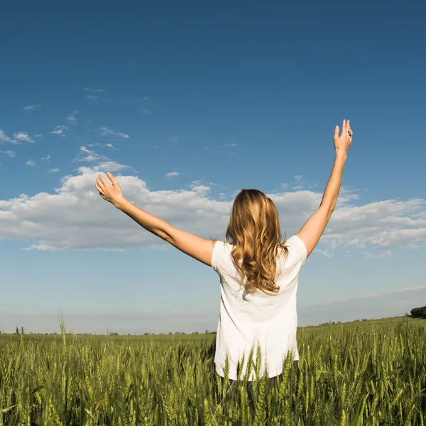 Les femmes blondes se sentent libres — Photo