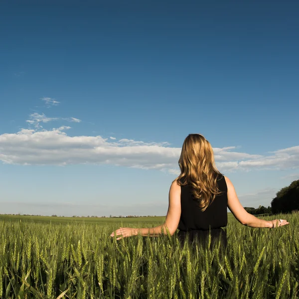 Blonde women feeling freedom — Stock Photo, Image