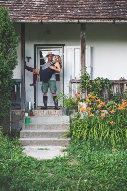 yeni ev, kapınıza mutlu çift