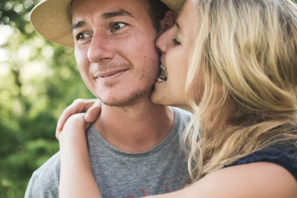 Gelukkig verliefde paar op betrokkenheid dag — Stockfoto