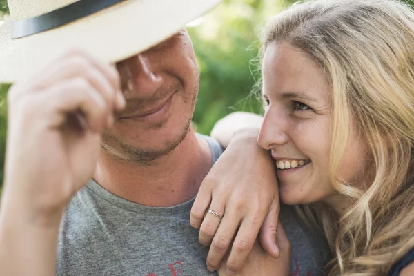 Couple heureux et aimant le jour des fiançailles — Photo