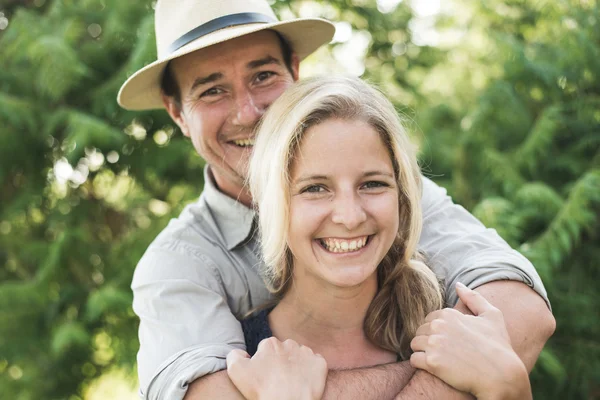 Feliz casal amoroso no dia do noivado — Fotografia de Stock